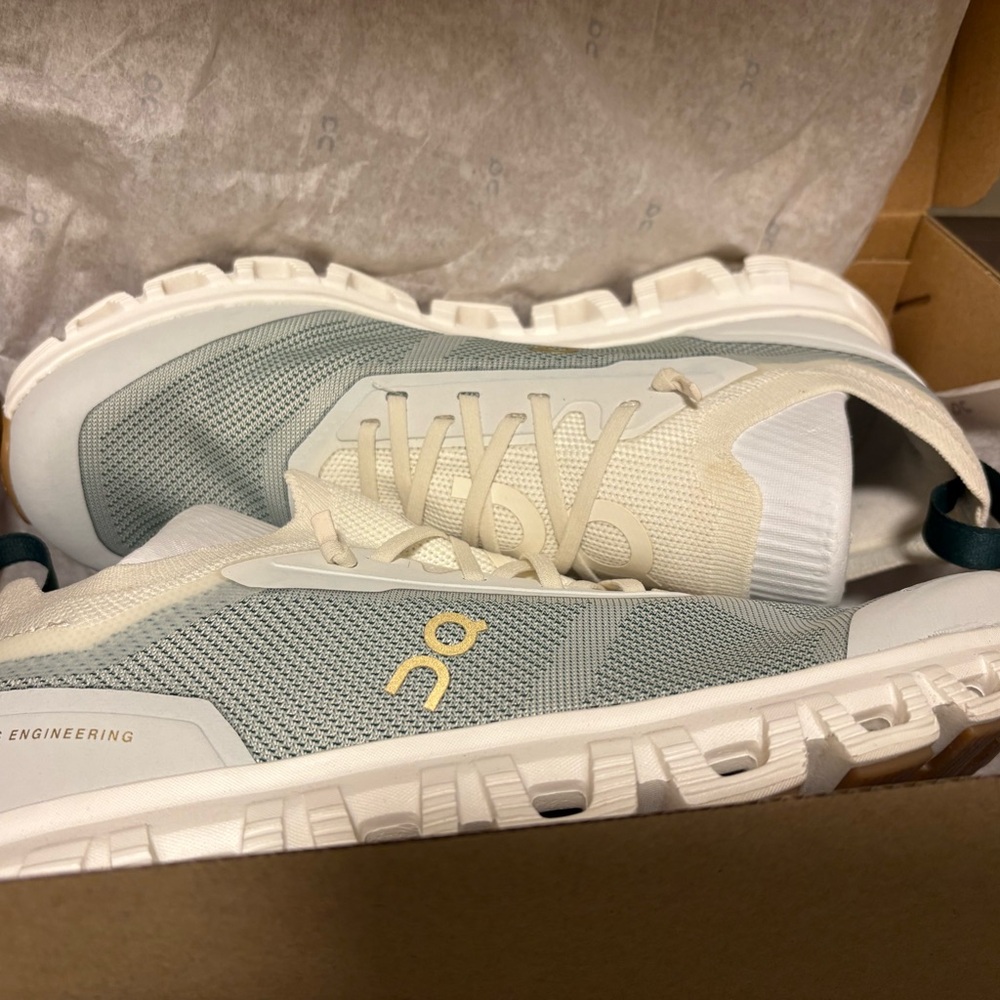 On Cloud Versa Running Shoes in Sage and Cream